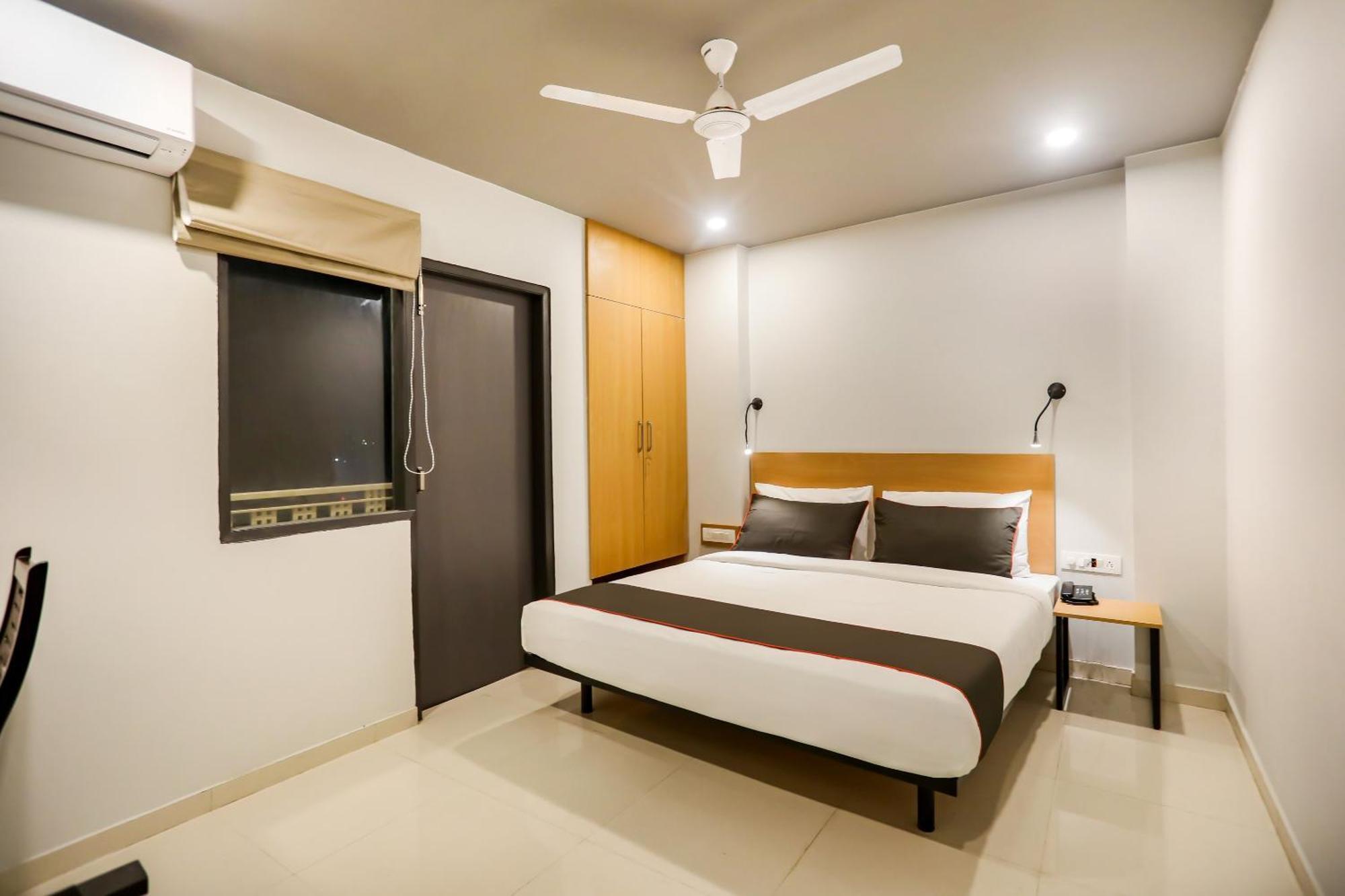 Super Collection O Le Noida Hotel Near Sector 76 Metro Station ภายนอก รูปภาพ