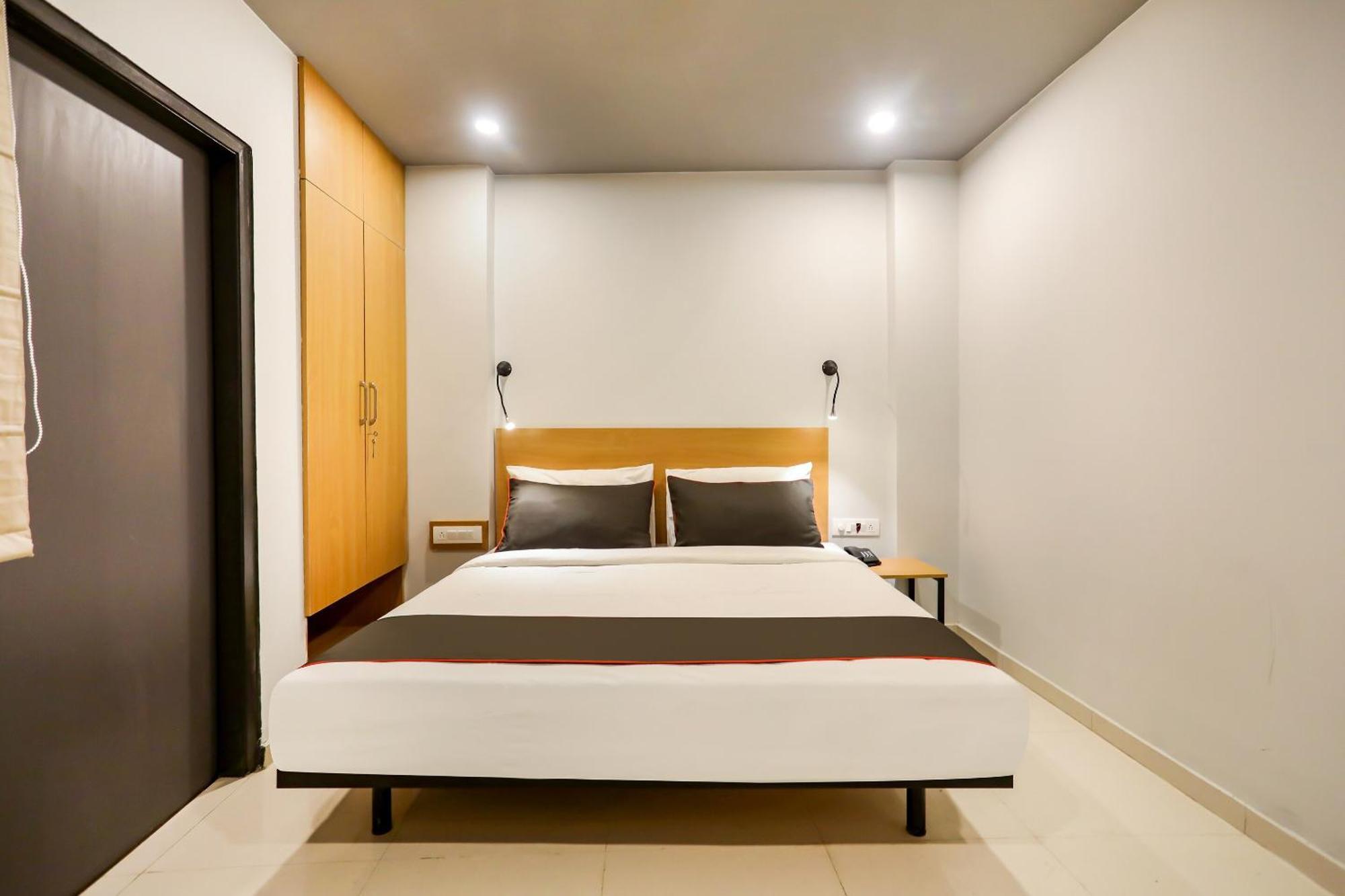 Super Collection O Le Noida Hotel Near Sector 76 Metro Station ภายนอก รูปภาพ