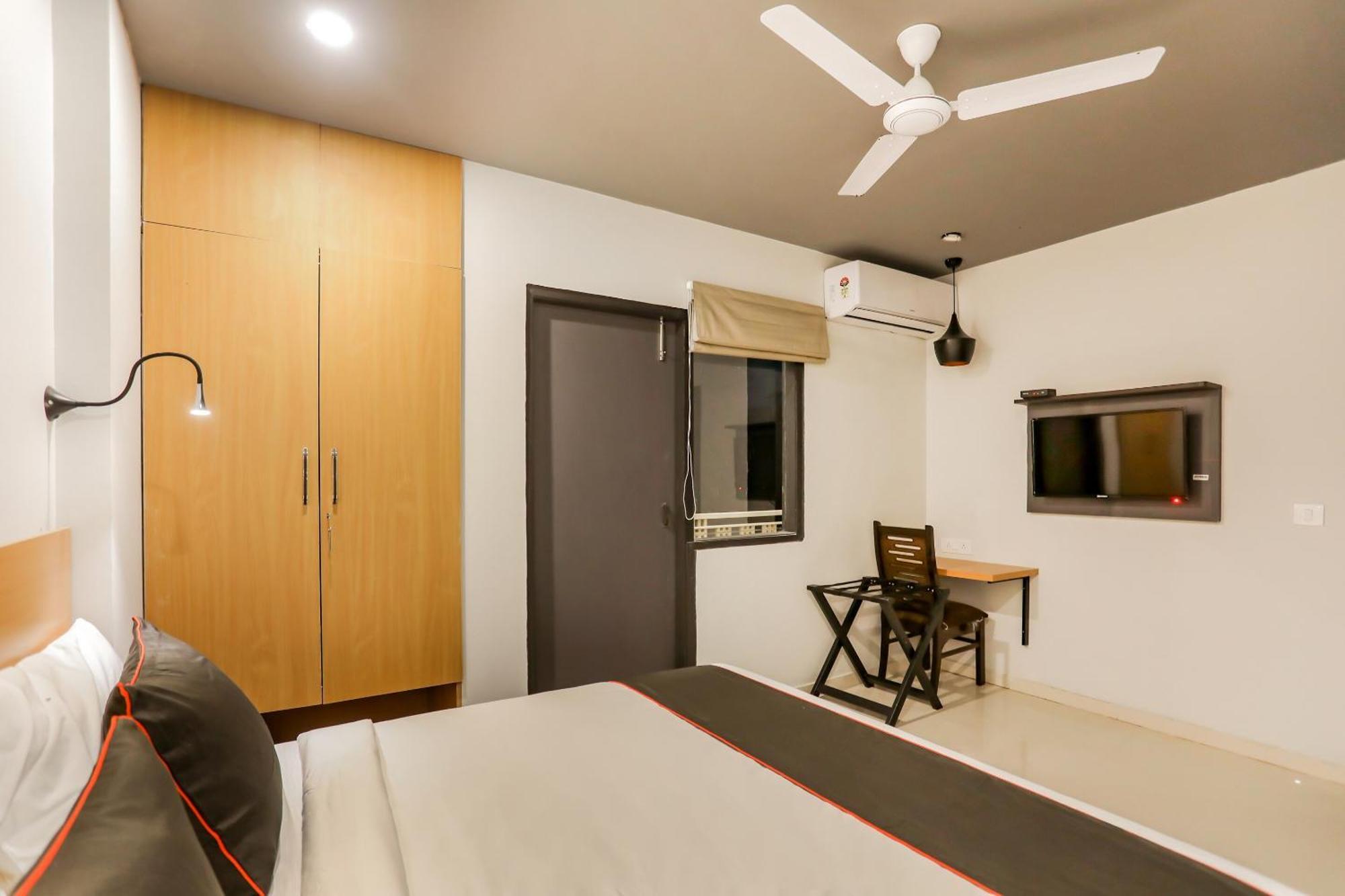 Super Collection O Le Noida Hotel Near Sector 76 Metro Station ภายนอก รูปภาพ